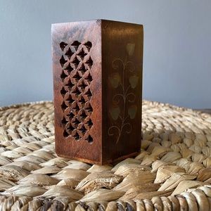 Wooden pen holder with ivy inlay